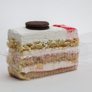 Rebanada de pastel de vainilla y chocolate marmoleado